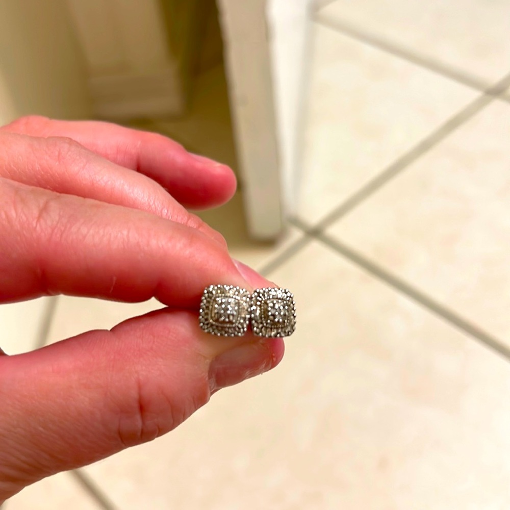 Diamond cluster earrings set in white gold